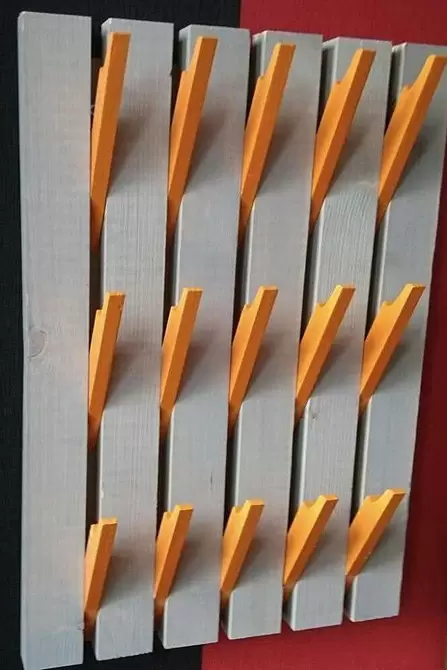 Практична дерев'яна вішалка Зручна настінна вішалка з дерева з гачками: практичне рішення для передпокою.