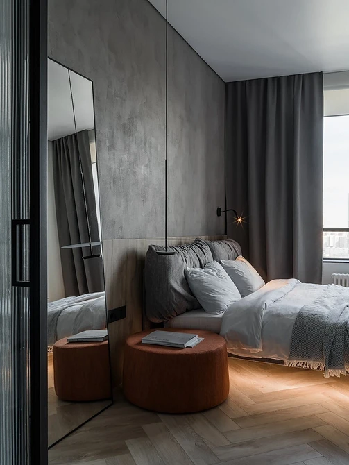 Затишна спальня 2026 Світлий інтер'єр спальні з ліжком, тумбочками та декоративними подушками. 2026