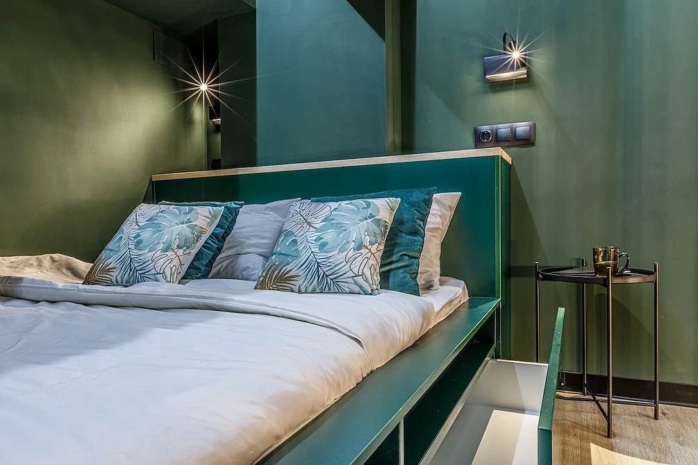 Ліжко: економія простору Ліжко з підйомним механізмом у маленькій квартирі для економії простору 2026.