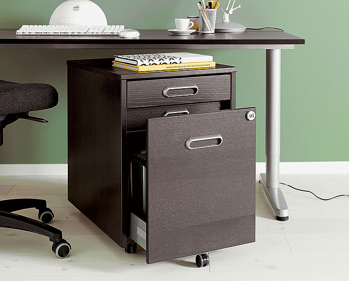 Меблі для домашнього офісу Комп'ютерний стіл, системи зберігання та ергономічне крісло: меблі для домашнього офісу.