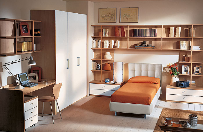 Зручна організація робочого місця Організація робочого місця з ергономічним столом: монітор на рівні очей для зручності.