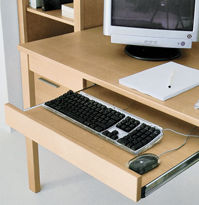 Великий робочий стіл Просторий комп'ютерний стіл з великою стільницею, ідеальний для роботи з кількома моніторами.