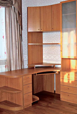 Стіл з полицею Компактний комп'ютерний стіл з висувною полицею для клавіатури, економія місця.