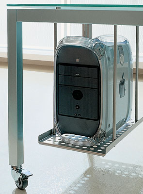 Простір для продуктивності Великий комп'ютерний стіл для кількох моніторів та великої кількості обладнання.