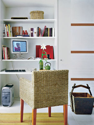 Білий стильний стіл Елегантний білий комп'ютерний стіл, що додасть світла та простору в інтер'єр.