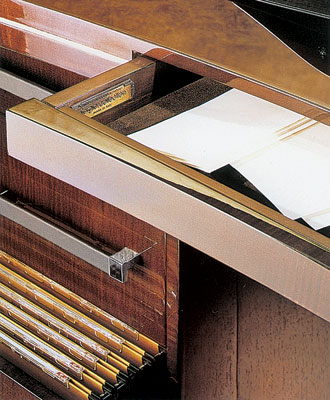 Класика та функціональність Дерев'яний комп'ютерний стіл в класичному стилі з висувними шухлядами.