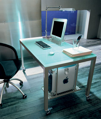 Організація кабелів Комп'ютерний стіл з вбудованою системою організації кабелів для чистого простору.