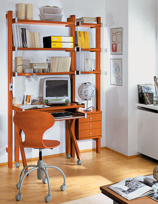 Чорний комфорт Комп'ютерний стіл чорного кольору з регульованою підставкою для монітора.