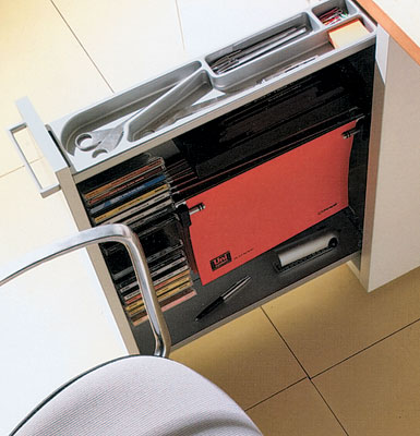 Кутовий комп'ютерний стіл Кутовий комп'ютерний стіл для ефективного використання простору в невеликій кімнаті.