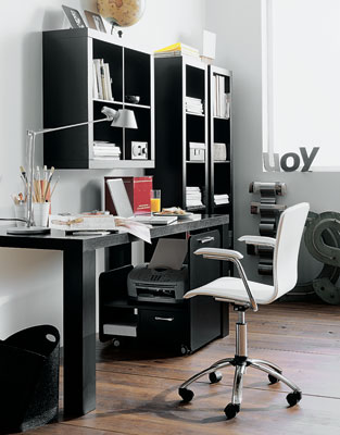 Стильний компактний стіл Сучасний комп'ютерний стіл з мінімалістичним дизайном, ідеально підходить для невеликих приміщень.