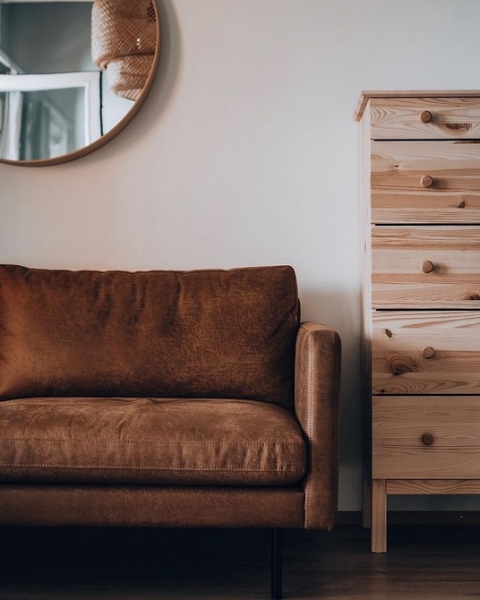 Акцент на диван Коричневий диван як яскравий акцент в інтер'єрі вітальні.