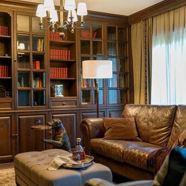 Диван трансформер Коричневий диван трансформер в сучасному інтер'єрі з акцентними подушками та килимом.