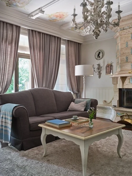 Шкіряний шик Розкішний коричневий шкіряний диван в елегантному сучасному інтер'єрі.