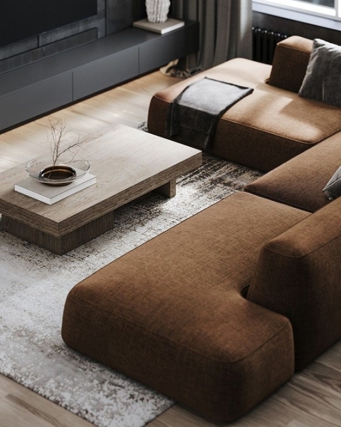 Затишний коричневий диван Коричневий модульний диван як частина затишного інтер'єру з дерев'яними елементами та килимом.