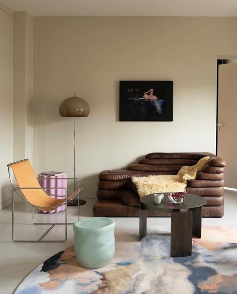 Диван і декор Світлий дизайн інтер'єру з акцентом на коричневому дивані та декоративних елементах.