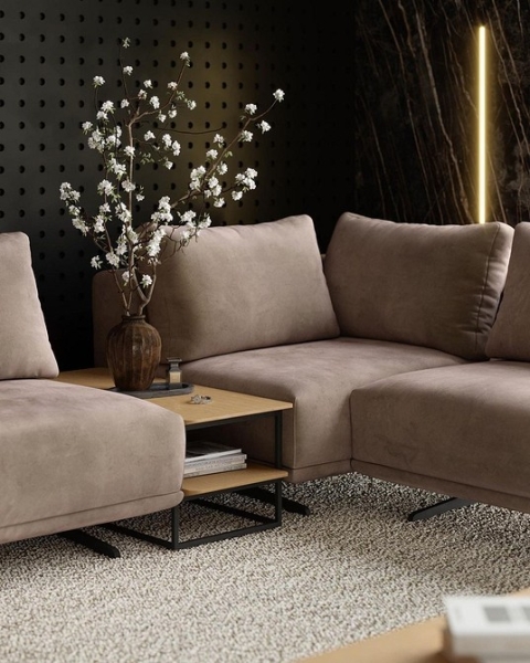 Кутовий комфорт Сучасний дизайн інтер'єру вітальні з великим кутовим коричневим диваном.