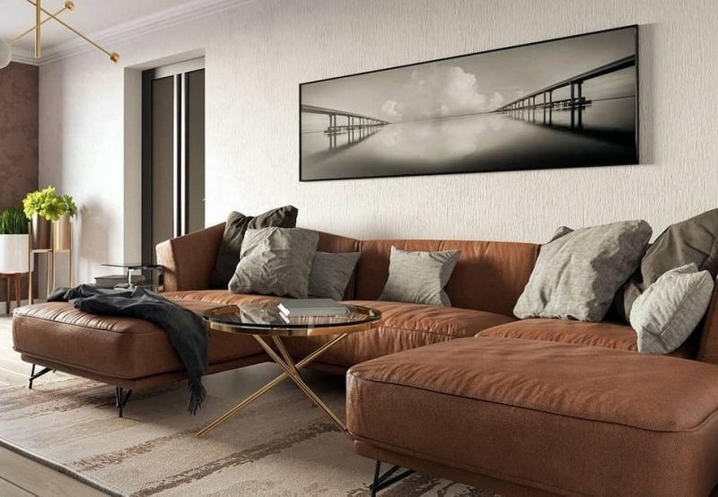 Стильний інтер'єр Сучасний інтер'єр вітальні з коричневим диваном та декоративними подушками.