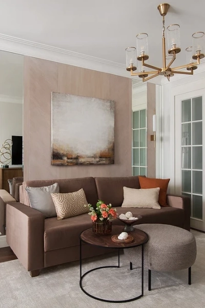 Функціональний мінімалізм Коричневий диван у мінімалістичному інтер'єрі: простота та функціональність 2026