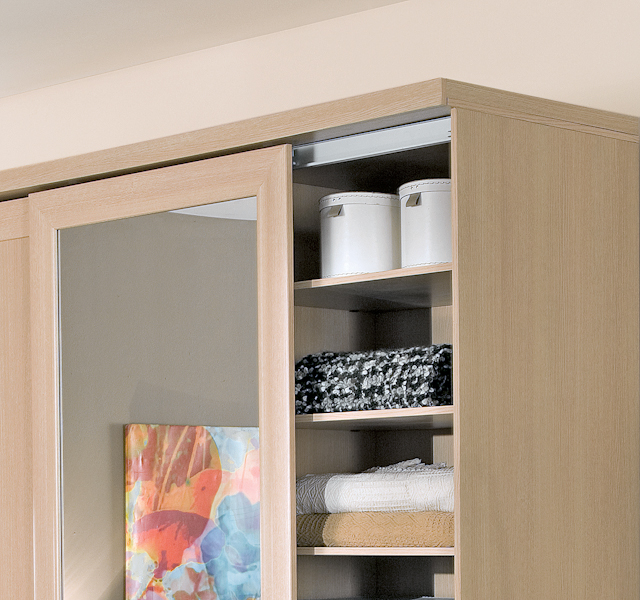 Дизайн шафи 2026 Сучасні дверні полотна для шафи-купе з комбінованими матеріалами у стильному інтер'єрі 2026