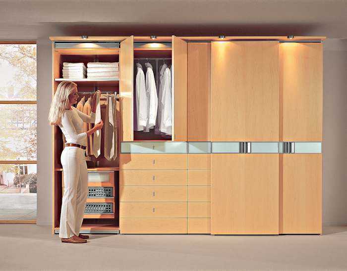 Дзеркальні двері 2026 Елегантні дзеркальні двері шафи-купе 2026 року, що візуально збільшують простір кімнати