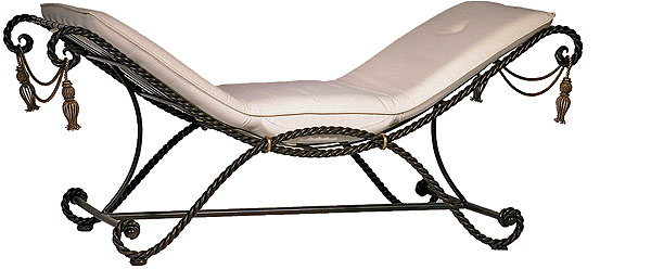 Компактний балкон 2026 Дизайн маленького балкону 2026 з компактними меблями та декоративними подушками.