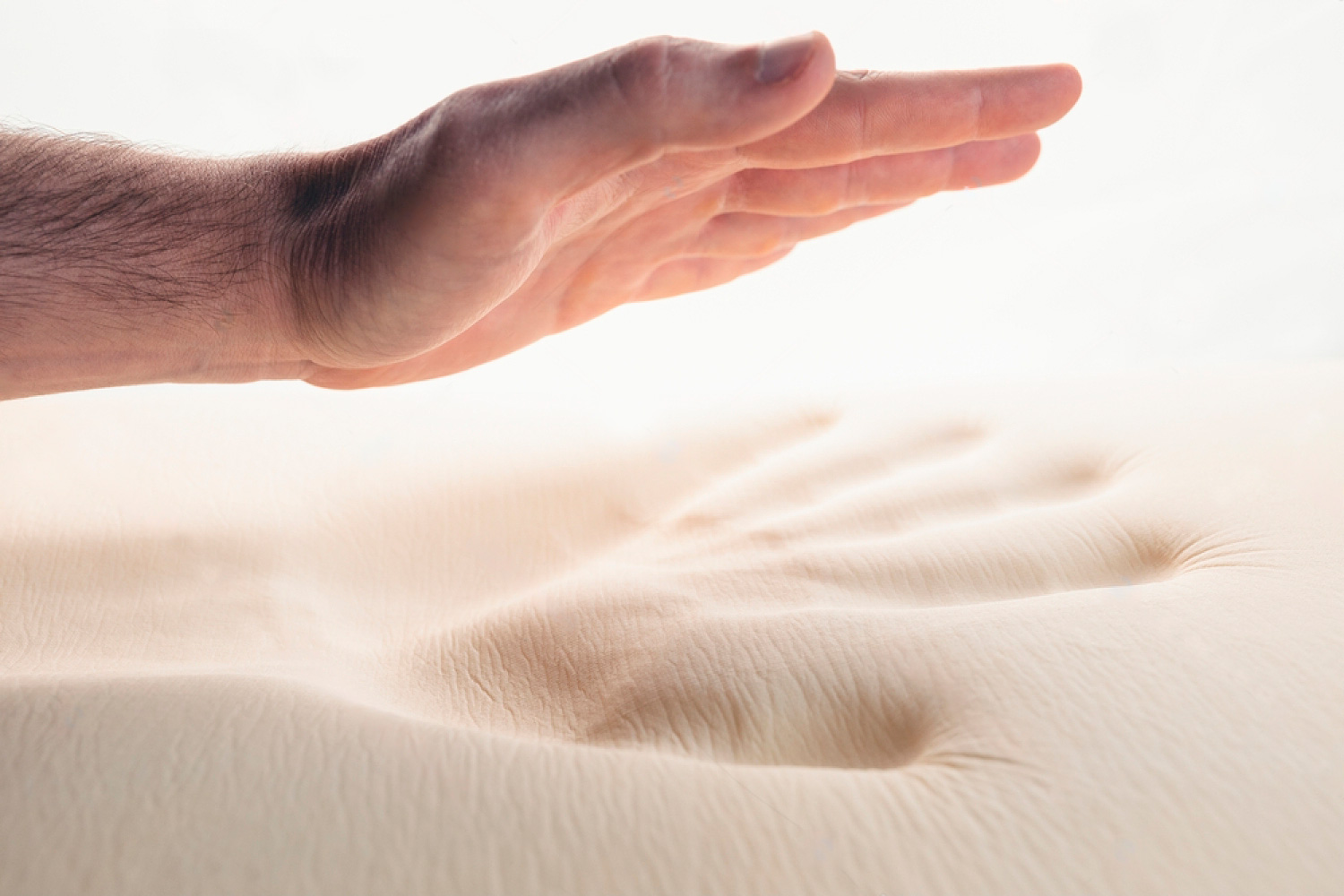 Матрац з пам'яттю Матеріал memory foam адаптується до форми руки, забезпечуючи максимальний комфорт матрацу.