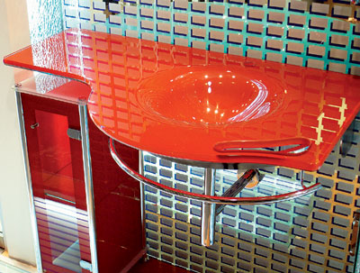 Прозорість і сучасність Елегантні скляні меблі: прозорий стіл зі скла гармонійно вписується в сучасний дизайн.