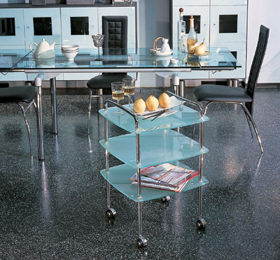 Скляний шик 2026 Сучасні скляні меблі 2026: журнальний столик з загартованого скла в стильному інтер'єрі.