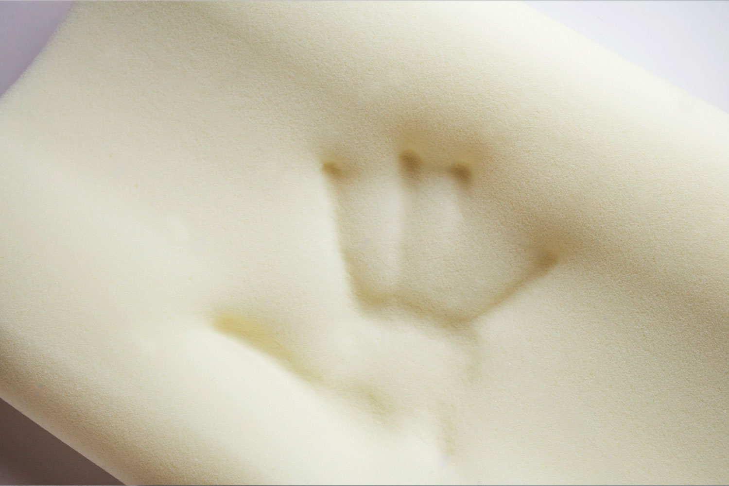 Піна memory foam у матрацах: ефект пам'яті та неперевершений комфорт Шар піни з ефектом пам'яті (memory foam), що повторює контури руки