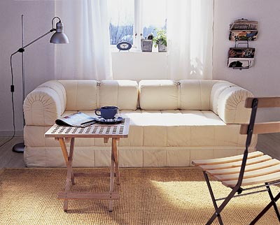 Диван: скандинавський стиль Сучасний диван зі світлою оббивкою та дерев'яними ніжками в стильному інтер'єрі.