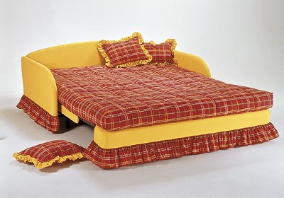 Кутовий диван: комфорт Сірий кутовий диван з подушками, що створюють комфортний простір для відпочинку.