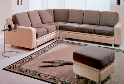 Кутовий диван: затишок Світлий кутовий диван у вітальні – затишні м'які меблі для відпочинку.