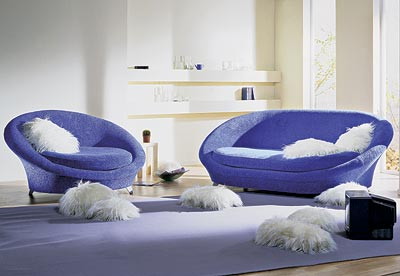 Стиль і комфорт дивана Сучасний інтер'єр: стильний диван і крісло для елегантного дизайну вітальні.