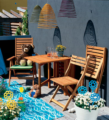 Плетене крісло на сонці Садові меблі 2026: плетене крісло на терасі, ідеальне місце для відпочинку на сонці.