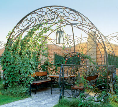 Диван для сонячних ванн Садові меблі 2026: сучасний плетений диван на терасі з подушками, місце для зустрічі сонцю.