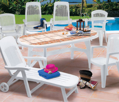 Плетені диван: родина Садові меблі 2026: великий плетені диван для відпочинку з родиною на природі.