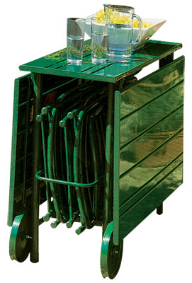 Ковані меблі: сонце Ковані садові меблі на тлі зеленого саду. Садові меблі 2026 для відпочинку.