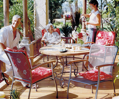 Кована елегантність в саду Ковані садові меблі 2026: елегантний стіл та стільці для відпочинку на свіжому повітрі.