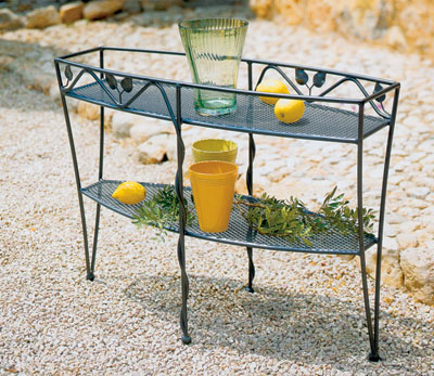 Затишок маленького саду Меблі для маленького саду 2026: компактний столик та стільці на балконі з квітами.