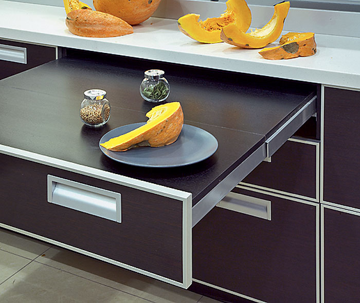 Сучасні матеріали Кухня з використанням сучасних матеріалів та компактною посудомийною машиною, 2026 рік.