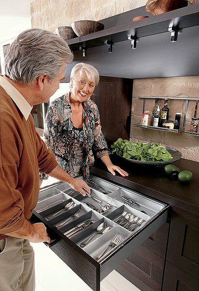 Зручна кухня Сучасний дизайн кухні з акцентом на функціональність та зручність посудомийної машини 2026.