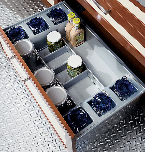 Елегантний дизайн Елегантна кухня з вбудованою технікою, включаючи компактну посудомийну машину для оптимізації простору.