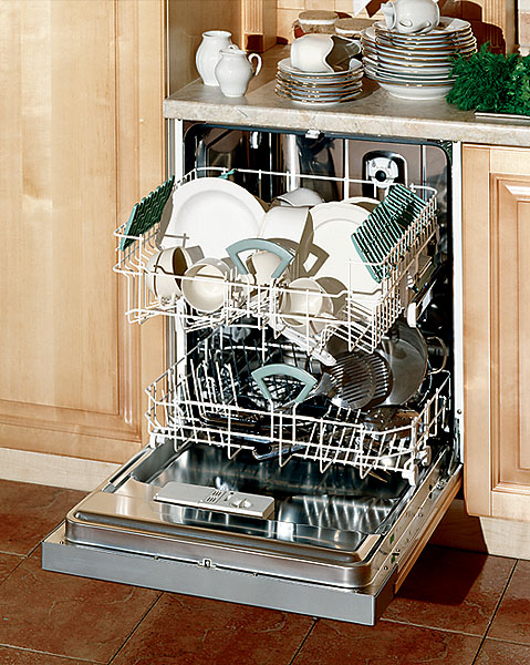 Стильна кухня Сучасна кухня з дерев'яними фасадами та вбудованою посудомийною машиною 2026 для маленької кухні.