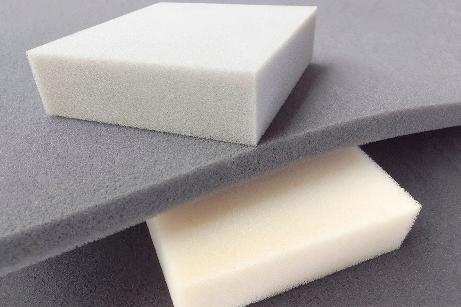 Пінополіуретан (ппу) у матрацах: універсальність та різні ступені жорсткості Блок пінополіуретану (ппу) різної щільності, що використовується для наповнення матраців