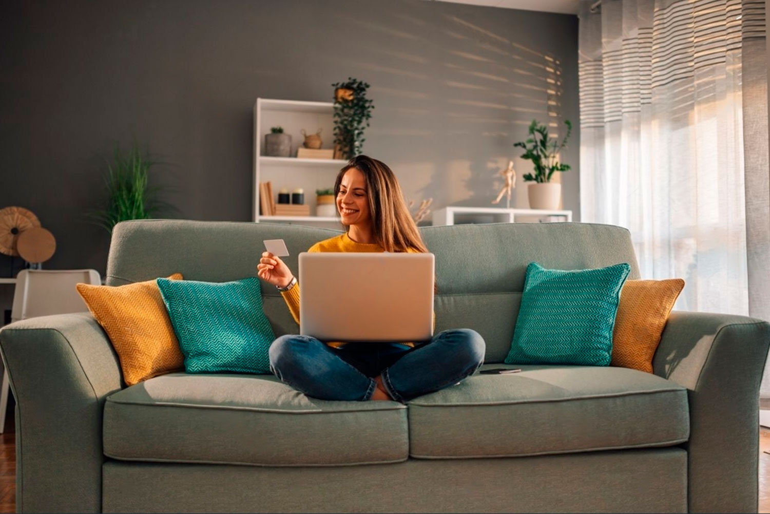 Диван від виробника: щастя Щаслива родина на новому дивані від виробника. Затишок та економія!