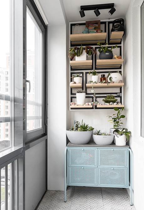 Стиль та організація Настінні полиці з книгами та декором, сучасний дизайн інтер'єру вітальні