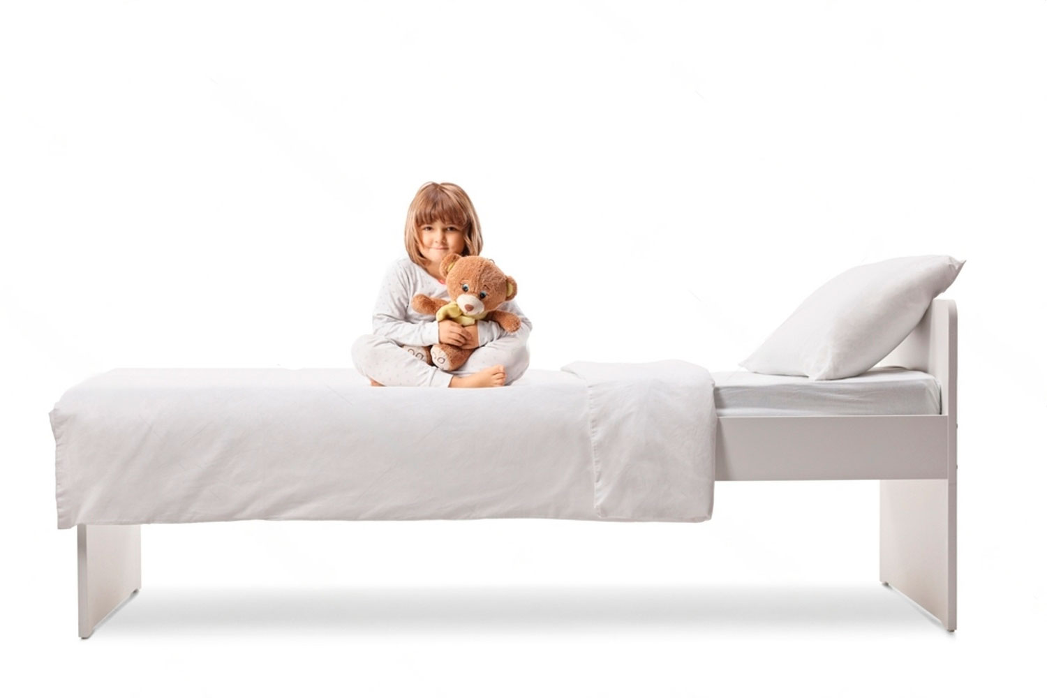 Щаслива маленька дитина комфортно спить у своєму затишному дитячому ліжку відповідного розміру