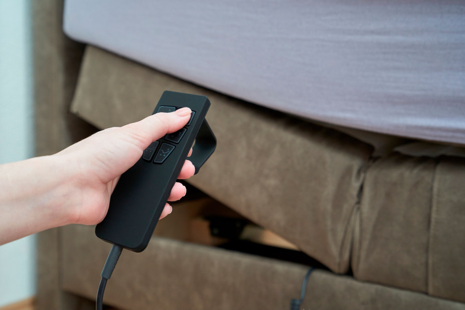 Регульований матрац Ліжко з електрично регульованою основою, що дозволяє змінювати положення матраца для комфорту.