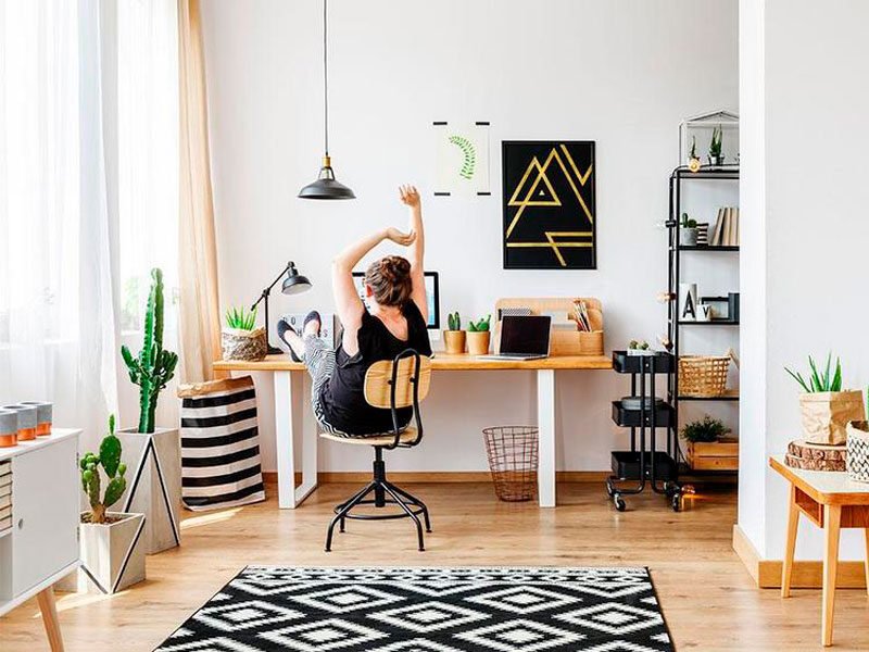 Функціональна спальня з ліжком Спальня з ліжком та додатковими функціональними зонами: робочий куточок і місце для відпочинку.