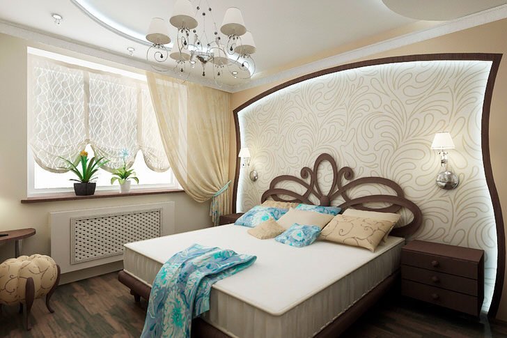 Ергономіка ліжка в спальні Простора спальня з двоспальним ліжком, що забезпечує легкий прохід навколо ліжка.